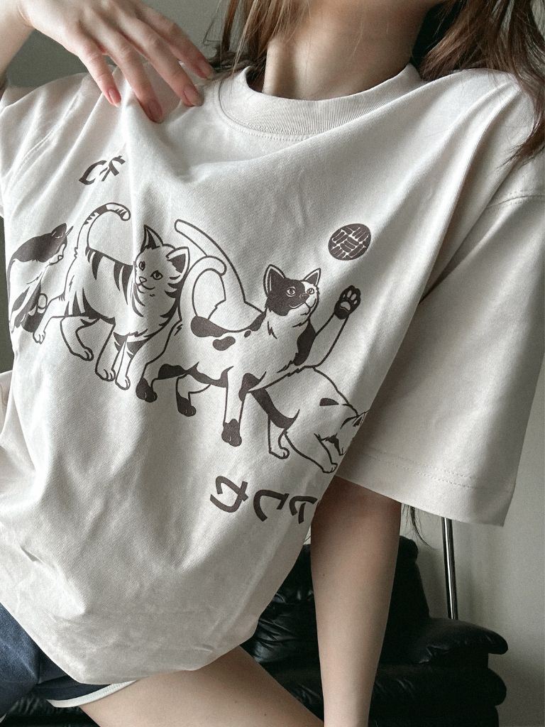 PLAYFUL 猫たちのフロントプリントTシャツ