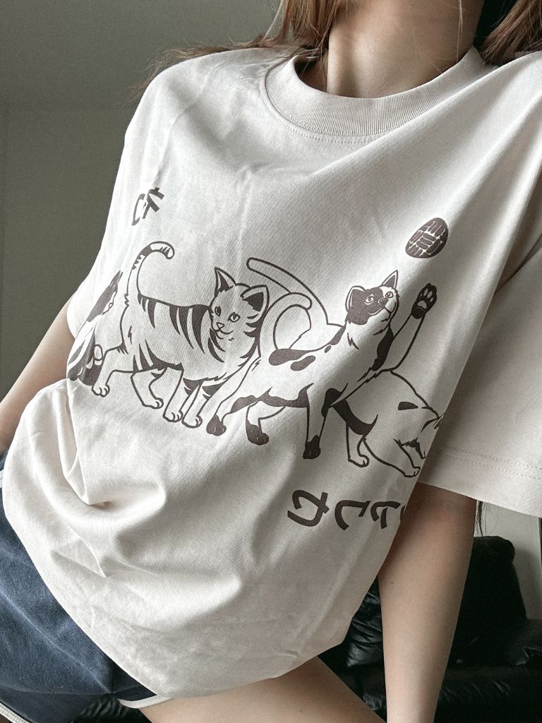 PLAYFUL 猫たちのフロントプリントTシャツ
