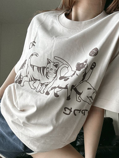 PLAYFUL 猫たちのフロントプリントTシャツ