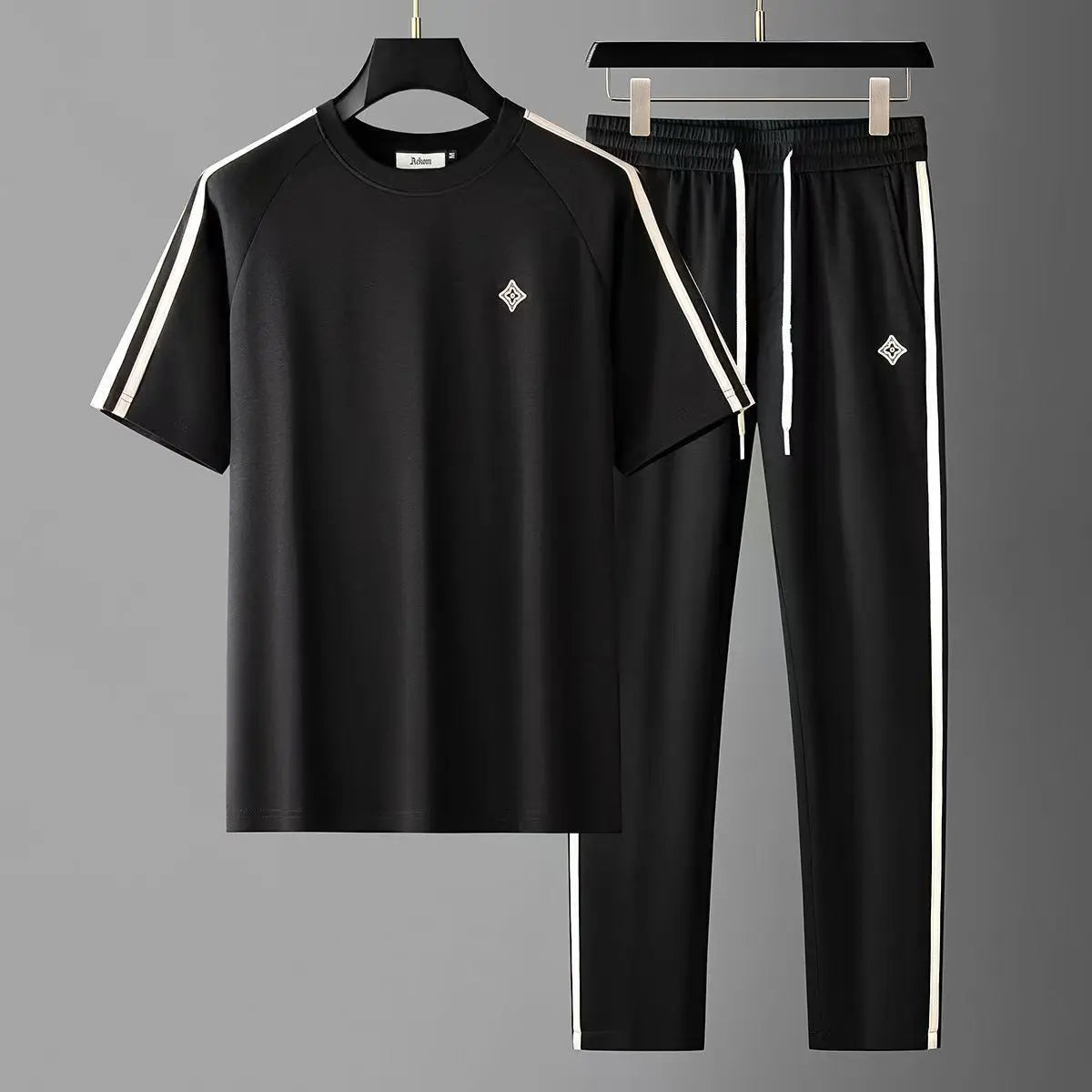 ASTORIA ライン入りTシャツ＆ジョガーのセットアップ