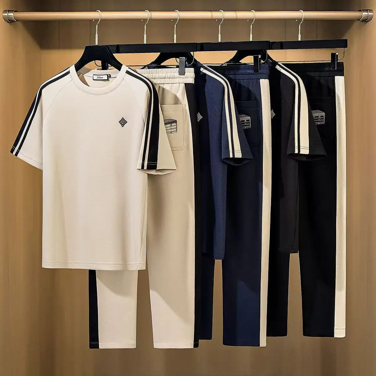 ASTORIA ライン入りTシャツ＆ジョガーのセットアップ