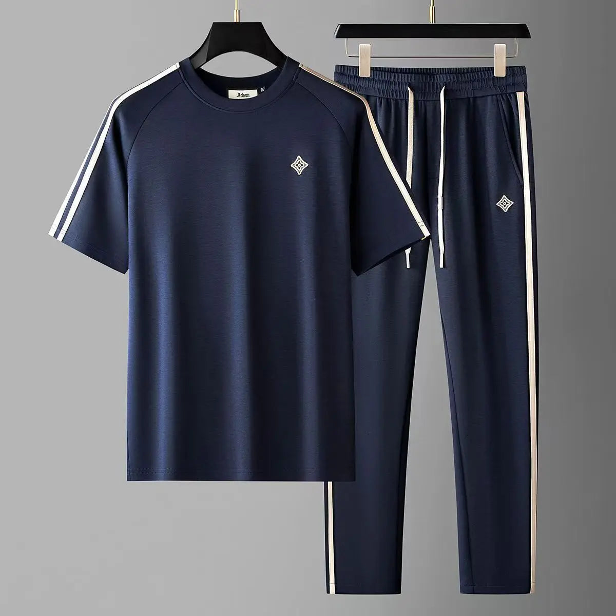 ASTORIA ライン入りTシャツ＆ジョガーのセットアップ