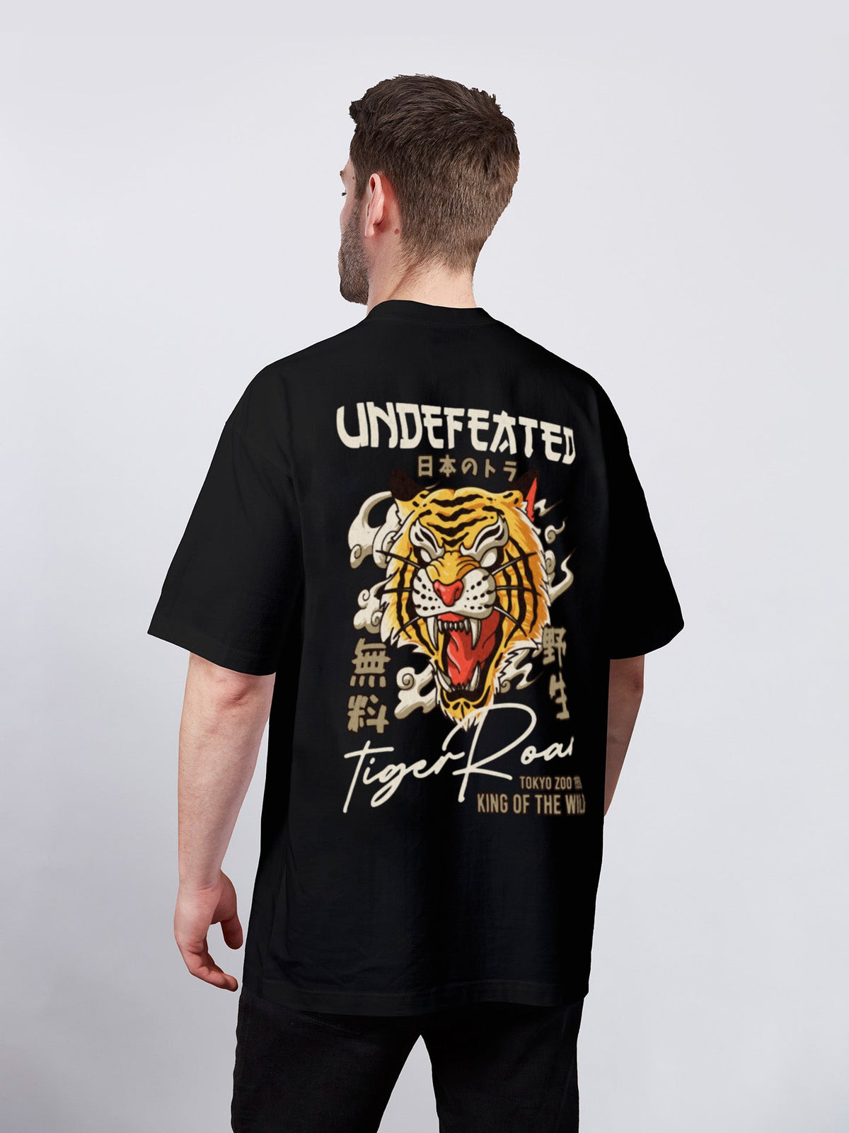 UNDEFEATED 和柄グラフィックのバックプリントTシャツ