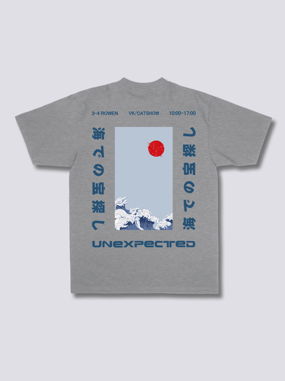 UNEXPECTED 和モダンのバックプリントTシャツ
